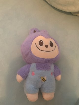 Peluche morado con peto de abeja
