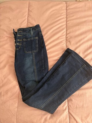 Pantalón vaquero flare con botones