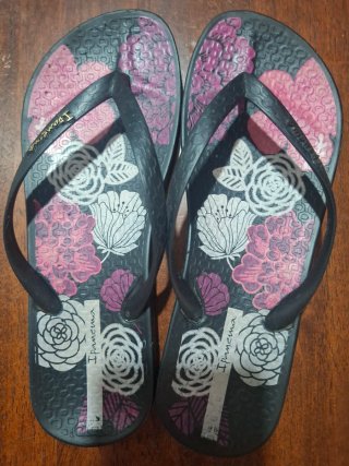Chanclas Ipanema Flores Negras y Rosas
