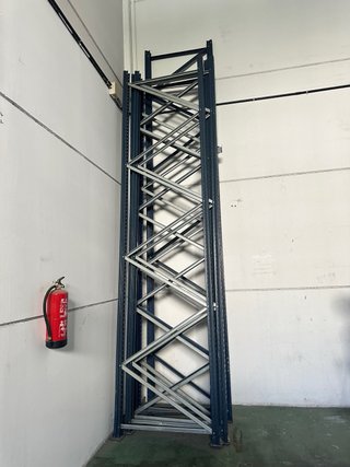 Estanterías metálicas sin largueros,45 cada una