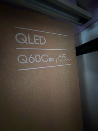 Samsung QLED Q60C 65 TV en su caja