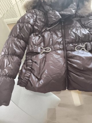 Anorak marrón con capucha y pelo sin marca