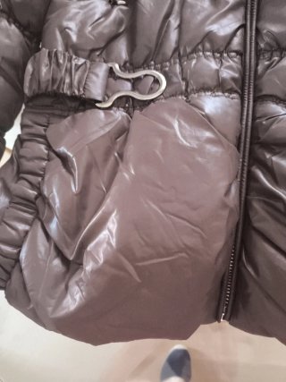 Anorak marrón con capucha y pelo sin marca