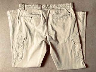 PANTALÓN CARGO EN COLOR BEIGE
