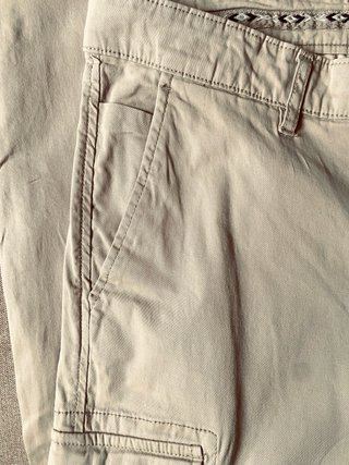 PANTALÓN CARGO EN COLOR BEIGE