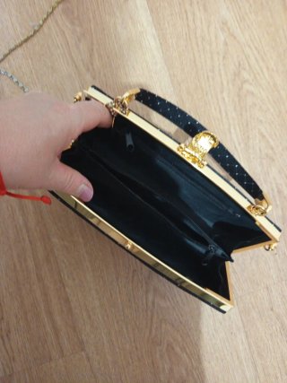 Bolso de mano elegante negro y dorado