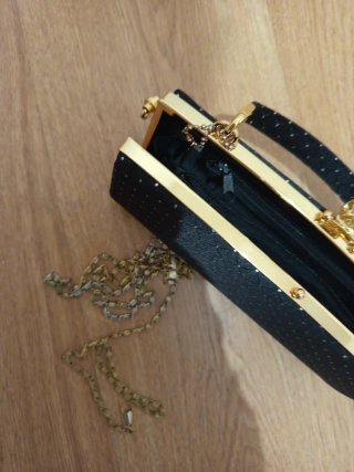 Bolso de mano elegante negro y dorado