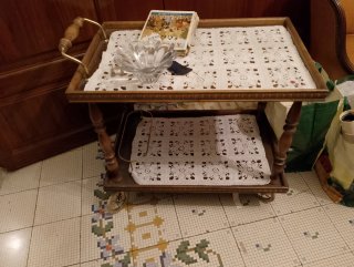 Camarera de madera con ruedas