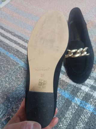 Manoletinas negras talla 37 con cadena dorada