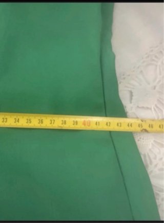 Vestido verde con volantes y hombros descubiertos