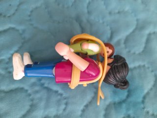Muñeco Playmobil con bebé en portabebés