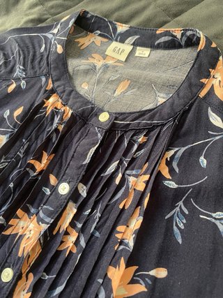 Blusa GAP floral azul marino Talla M