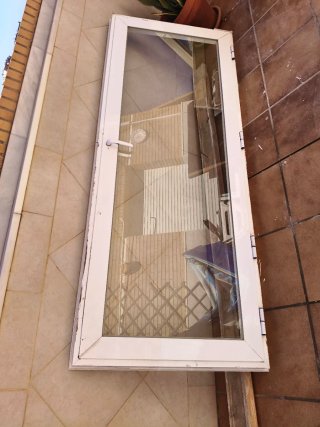 Puerta aluminio con cristal 80x194