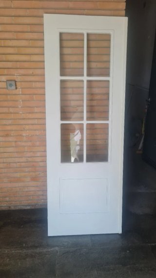 Puerta blanca con cristal
