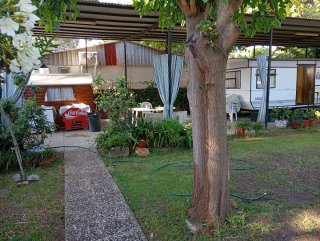 Parcela con amplio porche cubierto y gran jardín