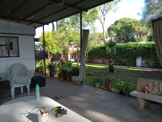Parcela con amplio porche cubierto y gran jardín