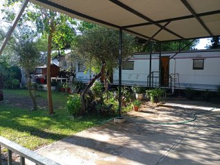 Parcela con amplio porche cubierto y gran jardín
