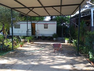Parcela con amplio porche cubierto y gran jardín