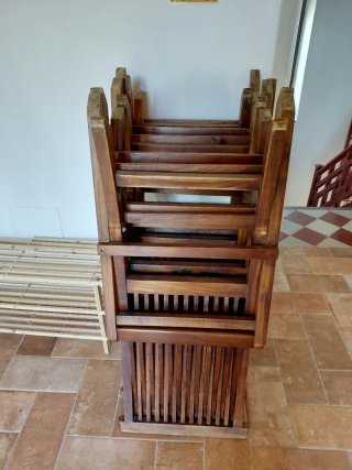 Lote de 12 Sillas plegables de teka. Marca Viva