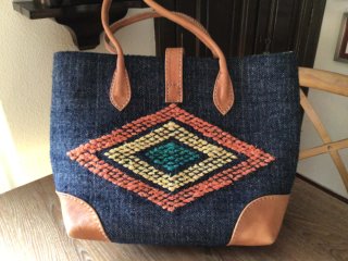 Bolso de tela y piel con diseño