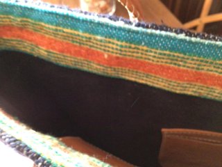 Bolso de tela y piel con diseño