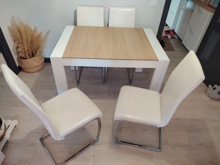 Mesa y 4 Sillas Comedor