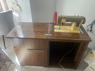 Mueble con máquina de coser modelo alfa 475