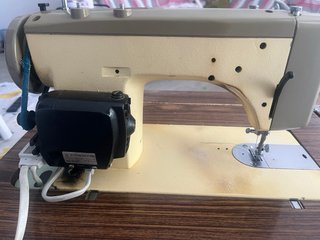 Mueble con máquina de coser modelo alfa 475