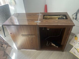 Mueble con máquina de coser modelo alfa 475