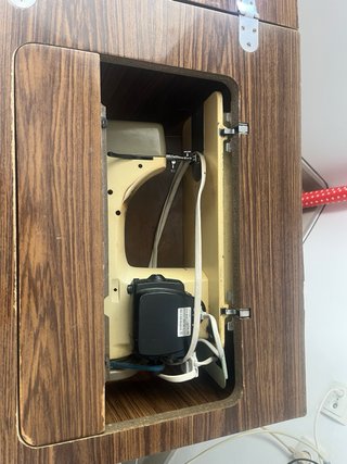Mueble con máquina de coser modelo alfa 475