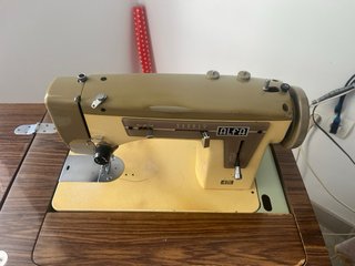 Mueble con máquina de coser modelo alfa 475