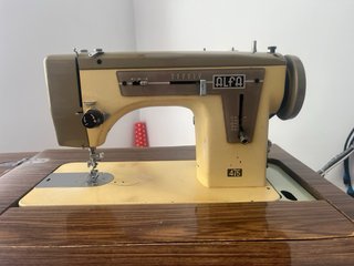 Mueble con máquina de coser modelo alfa 475