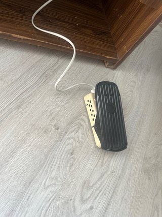 Mueble con máquina de coser modelo alfa 475