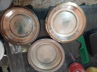 3 Platos antiguos de metal