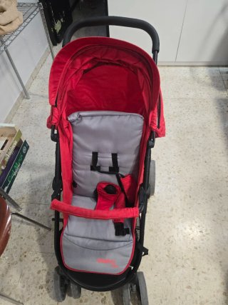 Cochecito de bebé rojo y gris