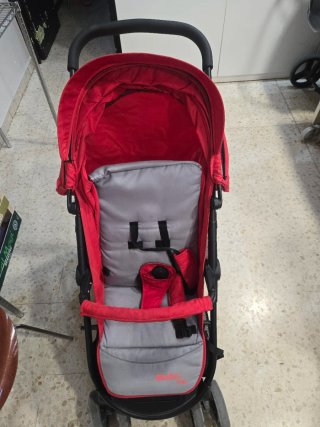 Cochecito de bebé rojo y gris