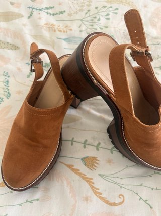 Zapatos de tacón marrón, tienen un pequeño rayón.