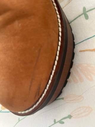 Zapatos de tacón marrón, tienen un pequeño rayón.