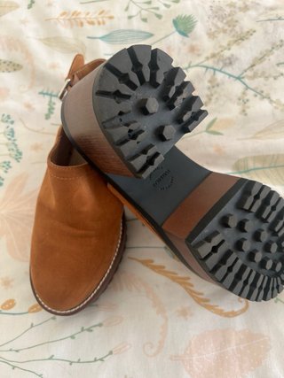 Zapatos de tacón marrón, tienen un pequeño rayón.