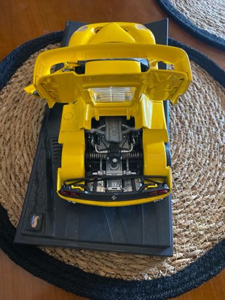 FERRARI de colección amarillo