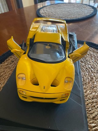 FERRARI de colección amarillo