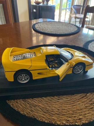 FERRARI de colección amarillo