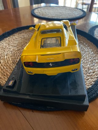 FERRARI de colección amarillo