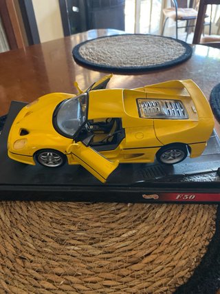 FERRARI de colección amarillo
