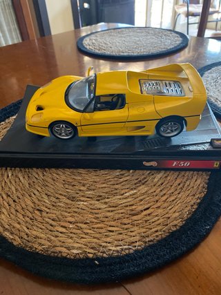 FERRARI de colección amarillo