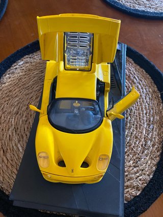 FERRARI de colección amarillo