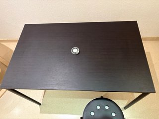 Mesa negra IKEA con 4 taburetes apilables