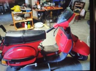 Vespa Scooter - Negro y Rojo