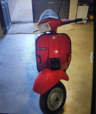 Vespa Scooter - Negro y Rojo