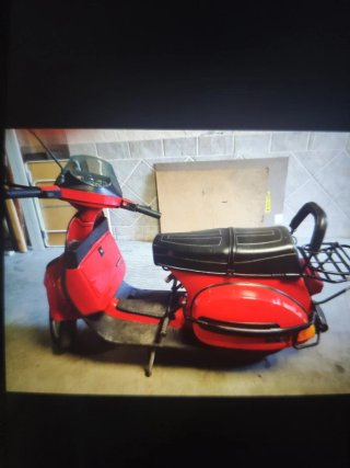 Vespa Scooter - Negro y Rojo